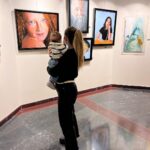 Hümeyra Aydoğdu Instagram - Annemle İstanbul da ❤️ 1. Annemle oyun oynarken 🥳 2. Anneannemin Orkideleri çok güzel 🤍 3. Pati 🐾 sürekli beni kokladı 🙃 4. Annemle gün batımını izliyoruz 5. İlk resim sergime geldim 🧑‍🎨 6. Kerim amcam bana gözlük taktı. Puro kimin bilmiyorum:) 7. İlk kız arkadaşlarımla tanıştım.Lâl bana ne güzel gülüyor:) 8. Nil elimi tuttu 🥰 Istanbul, Turkey