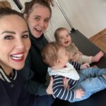 Hümeyra Aydoğdu Instagram - Annemle İstanbul da ❤️ 1. Annemle oyun oynarken 🥳 2. Anneannemin Orkideleri çok güzel 🤍 3. Pati 🐾 sürekli beni kokladı 🙃 4. Annemle gün batımını izliyoruz 5. İlk resim sergime geldim 🧑‍🎨 6. Kerim amcam bana gözlük taktı. Puro kimin bilmiyorum:) 7. İlk kız arkadaşlarımla tanıştım.Lâl bana ne güzel gülüyor:) 8. Nil elimi tuttu 🥰 Istanbul, Turkey