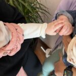 Hümeyra Aydoğdu Instagram - Annemle İstanbul da ❤️ 1. Annemle oyun oynarken 🥳 2. Anneannemin Orkideleri çok güzel 🤍 3. Pati 🐾 sürekli beni kokladı 🙃 4. Annemle gün batımını izliyoruz 5. İlk resim sergime geldim 🧑‍🎨 6. Kerim amcam bana gözlük taktı. Puro kimin bilmiyorum:) 7. İlk kız arkadaşlarımla tanıştım.Lâl bana ne güzel gülüyor:) 8. Nil elimi tuttu 🥰 Istanbul, Turkey