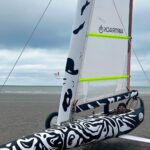 Hümeyra Aydoğdu Instagram - 🇫🇷 Fransa’nın 2. Dünya savaşı için çok önemli bir kıyısı olan #Dunkirk de Kara Yelkenlisi de yapmadım demem 😃 ⛵️ Orjinal adıyla #Dunkerque - Dunkirk filmini de izlemenizi mutlaka tavsiye ederim. Fakat Fransız arkadaşımız Denie ve tüm Fransızlar filmdeki sahnelerde Fransızları korkak olarak gösterdikleri için kızgın olduklarını anlatıyor. Durumun Filmde anlatılan hikayeden bambaşka olduğunu dile getiriyor. 🥹 İngiltere’nin tam karşısında bulunan Fransa kıyısı Dunkirk bu tarihte buz gibi olup deli gibi esse de - su sporları ve yaz tatili için oldukça keyifli bir bölge 🇫🇷💙 #france #watersports Dunkirk Beaches France