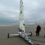 Hümeyra Aydoğdu Instagram - 🇫🇷 Fransa’nın 2. Dünya savaşı için çok önemli bir kıyısı olan #Dunkirk de Kara Yelkenlisi de yapmadım demem 😃 ⛵️ Orjinal adıyla #Dunkerque - Dunkirk filmini de izlemenizi mutlaka tavsiye ederim. Fakat Fransız arkadaşımız Denie ve tüm Fransızlar filmdeki sahnelerde Fransızları korkak olarak gösterdikleri için kızgın olduklarını anlatıyor. Durumun Filmde anlatılan hikayeden bambaşka olduğunu dile getiriyor. 🥹 İngiltere’nin tam karşısında bulunan Fransa kıyısı Dunkirk bu tarihte buz gibi olup deli gibi esse de - su sporları ve yaz tatili için oldukça keyifli bir bölge 🇫🇷💙 #france #watersports Dunkirk Beaches France