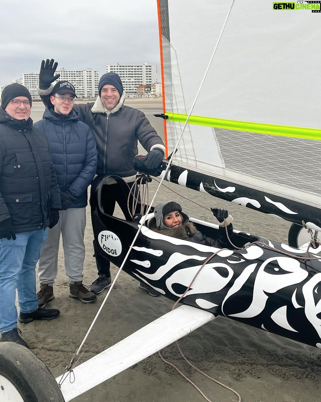 Hümeyra Aydoğdu Instagram - 🇫🇷 Fransa’nın 2. Dünya savaşı için çok önemli bir kıyısı olan #Dunkirk de Kara Yelkenlisi de yapmadım demem 😃 ⛵️ Orjinal adıyla #Dunkerque - Dunkirk filmini de izlemenizi mutlaka tavsiye ederim. Fakat Fransız arkadaşımız Denie ve tüm Fransızlar filmdeki sahnelerde Fransızları korkak olarak gösterdikleri için kızgın olduklarını anlatıyor. Durumun Filmde anlatılan hikayeden bambaşka olduğunu dile getiriyor. 🥹 İngiltere’nin tam karşısında bulunan Fransa kıyısı Dunkirk bu tarihte buz gibi olup deli gibi esse de - su sporları ve yaz tatili için oldukça keyifli bir bölge 🇫🇷💙 #france #watersports Dunkirk Beaches France