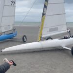 Hümeyra Aydoğdu Instagram - 🇫🇷 Fransa’nın 2. Dünya savaşı için çok önemli bir kıyısı olan #Dunkirk de Kara Yelkenlisi de yapmadım demem 😃 ⛵️ Orjinal adıyla #Dunkerque - Dunkirk filmini de izlemenizi mutlaka tavsiye ederim. Fakat Fransız arkadaşımız Denie ve tüm Fransızlar filmdeki sahnelerde Fransızları korkak olarak gösterdikleri için kızgın olduklarını anlatıyor. Durumun Filmde anlatılan hikayeden bambaşka olduğunu dile getiriyor. 🥹 İngiltere’nin tam karşısında bulunan Fransa kıyısı Dunkirk bu tarihte buz gibi olup deli gibi esse de - su sporları ve yaz tatili için oldukça keyifli bir bölge 🇫🇷💙 #france #watersports Dunkirk Beaches France