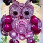 Hümeyra Aydoğdu Instagram - Her bir dilimde ayrı bir lezzet alacağınız üzerine soğanlardan🦉 Baykuş resmettiğim Focaccia tarifimle karşınızdayım 🦉 Yapımına Fotoğraflara kaydırarak bakın lütfen 🙏🏽 💫Püf Noktası 💫 🌟İyi bir zeytinyağ tadını değişticektir🌟 🌟Hamuru 1 gece öncesinden mayalayabilir, buzdolabında bekletebilirsiniz. 🌟Ertesi günü pişirecekseniz, oda sıcaklığında 1 saat beklettikten sonra kalıba koyup kalan işlemlere devam etmenizi öneririm. ❤️Hümeyra’nın Focacciası ❤️ Malzemeler 🌟Foccacia İçin: * 2 su bardağı ılık su * 5 gram kuru maya * 2 yemek kaşığı zeytinyağı * 500 gram un ( Tambuğday ve Beyaz ) * 1 tatlı kaşığı tuz * 1 tatlı kaşığı toz fesleğen 🌿 * Rende peynir 🧀 🌟Tabanı İçin: * 3 yemek kaşığı zeytinyağı * 1 ince kıyım paprika biberi 🌶 * Çekirdeksiz siyah zeytin * Rende eritme peyniri 🧀 * Zeytinyağlı kurutulmuş domates 🍅 * Sarımsak turşusu dilimleri 🧄 * Kesilmiş biberiye dalları 1. Ilık su, maya, zeytinyağı ve tuzu geniş bir kasede karıştırın. Üzerine unu yavaş yavaş ilave edin ve yapışkan ve yumuşak bir hamur elde edin. 3. Hazırladığınız hamurun üzerini örtün ve 1 saat boyunca, 20 dakikada bir karıştırarak mayalandırın. Ardından hiç karıştırmadan 1 saat boyunca üzeri kapalı şekilde mayalandırmaya devam edin. 4. Mayalanan hamurun içerisine toz fesleğen ve rende peynir ilave edin. Taban kısmı ve pişirme için ; 1. Pişireceğiniz kalıbı zeytinyağı ile bolca yağlayın. 2. Kalıbın tabanına gerekli olan tüm malzemeleri koyun. 3. 2 saat boyunca mayalanmış olan hamuru kalıba koyun. 4. Zeytinyağından parmak uçlarınıza alıp, üzerine bastırarak hamuru kalıba yayın. Kalıptayken hamuru 1 saat daha mayalanmaya bırakın. 6. Fırını fanlı ayarda 220 derecede ısıtın. Ardından üzerine istediğiniz şekli verin. Dilerseniz bol soğanla şekil verdiğim baykuşumdan 🦉 yapın yada cherry domates, dilim siyah zeytin ve taze biberiye serpiştirin. Fırına girmeden önce 20 dakika daha mayalandırın. 7. Ardından focaccia'yı kontrollü olarak 20, 25 dakika fırında pişirin. İlk sıcaklığı geçtikten sonra üzerine zeytinyağı ve taze biberiye gezdirin. Ilık veya Soğuduktan sonra dilimleyerek afiyetle yiyin 😘 #foccacia #bread #art #deutschland #düsseldorf #thanhhuyen Düsseldorf, Germany