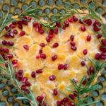 Hümeyra Aydoğdu Instagram - Evlilik Yıldönümümüz de yeryüzündeki en hızlı Şipşak Romantik 😃 pastayı yaptım 💖Tüm malzemeler duygusal 😃😍 Kocamın sevdiği içerikler ☺️ Hindistan cevizi 🌴 mandalina 🍊 ve nar ... ne yapabilirim derken ters yüz pastaya dönüştü 🤞🏽 Hamurunda ; 2 yumurta 1 su b Hindistan cevizi sütü 1 fincan agave şurubu 100 gr erimiş tereyağ Limon kabukları 🍋 Vanilya Kabartma tozu 7 y.k. Un Çırp 2 y.k. Hindistan cevizi ekle çırp Mandalinalar kalıbın altında Üzerine hamuru dök. Fırınla - 180 ° 35 dk Islak olmasını istediğim için 10 dk önce çıkardım fırından siz dilerseniz 10 dk daha süreyi uzatabilirsiniz🌴 Fırından çıkardım. Hafif soğusun. Tersyüz çevir ve tataatatatatam 🍊 Aşk ile ❤️ #anniversary #lovecake #mylove #upsidedown #cake #xmastime
