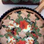 Hümeyra Aydoğdu Instagram - Günün her saatine nefis bir tart hazırladım 🌿 Benim için kahvaltı saatineydi ☺️ Kıyır kıyır tereyağlı bir tart hamuru Üzerine Pesto sos 🌿 En sevdiklerim çekirdeksiz siyah zeytinler - peynir dilimleri ve baby ıspanak yapraklarıyla lezzet katlarına devam ettim🌿 Tart hamurumdan kalan parçaları yıldız kalıbımla kesip üzerine dizdim. ( Videolarda eksik parçalar var. Sebebi bilinmiyor bazı video bölümleri açılmadı ) Paprika biberiylede şekiller 🌟 verip son dokunuşu yaptıktan sonra fırınladım. 180 ° 20 dk yeterli - Tart hamuru için ; 2 su b. Tam buğday unu 100 gr tereyağ 2 y.k zeytinyağ Parmak ucumla tuz- pesto ve peynir de de tuz var hamura çok tuz eklemiyorum. Toz parmesan peyniri ( 1 y.kaşığı ) 1 y.k krem peynir İlave edip yoğurdum. Biraz yumuşak bir hamur oldu. Buzdolabında hamuru 20 dk beklettim. Ve sonrasında yukarda anlattığım lezzet katlarına başladım. 🌟 ( ben hamura lezzet katması için peynir ilavesi yaptım- siz sade tereyağ ile yapabilirsiniz ) Afiyet olsun 🌟 #pesto #tart #teig #breakfastideas #frühstück #deutschland #düsseldorf #recipe