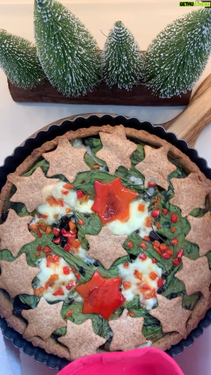 Hümeyra Aydoğdu - 882 Likes - Günün her saatine nefis bir tart hazırladım 🌿
Benim için kahvaltı saatineydi ☺️
Kıyır kıyır tereyağlı bir tart hamuru
Üzerine Pesto sos 🌿
En sevdiklerim çekirdeksiz siyah zeytinler - peynir dilimleri ve baby ıspanak yapraklarıyla lezzet katlarına devam ettim🌿
Tart hamurumdan kalan parçaları yıldız kalıbımla kesip üzerine dizdim.
( Videolarda eksik parçalar var. Sebebi bilinmiyor bazı video bölümleri açılmadı )
Paprika biberiylede şekiller 🌟 verip son dokunuşu yaptıktan sonra fırınladım.
180 ° 20 dk yeterli - Tart hamuru için ;
2 su b. Tam buğday unu
100 gr tereyağ
2 y.k zeytinyağ
Parmak ucumla tuz- pesto ve peynir de de tuz var hamura çok tuz eklemiyorum.
Toz parmesan peyniri ( 1 y.kaşığı )
1 y.k krem peynir
İlave edip yoğurdum. Biraz yumuşak bir hamur oldu.
Buzdolabında hamuru 20 dk beklettim.
Ve sonrasında yukarda anlattığım lezzet katlarına başladım. 🌟 ( ben hamura lezzet katması için peynir ilavesi yaptım- siz sade tereyağ ile yapabilirsiniz )
Afiyet olsun 🌟
#pesto #tart #teig #breakfastideas #frühstück #deutschland #düsseldorf #recipe