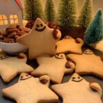 Hümeyra Aydoğdu Instagram - Dün akşam gençlerle muhteşem geçen Yılbaşı Kurabiyeleri 🎄Workshopumuzdan sonra Bademli Yıldızlarımızı afiyetle yedik 🤩 #backen #xmascookies #weinnachtskekse #zimtsterne #liebe #germany #food Eine tolle Backidee 🌟🤩 vielen Dank dafür @zimtkeksundapfeltarte