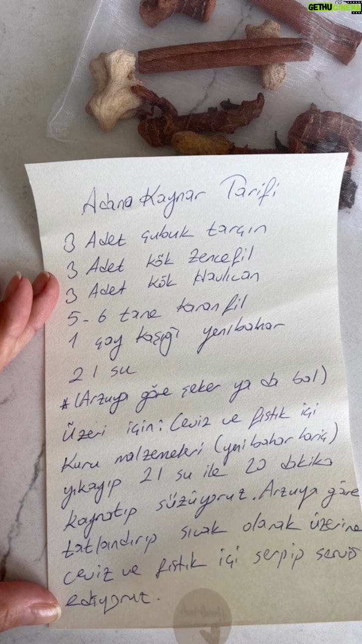 Hümeyra Aydoğdu Instagram - Lohusa günlerinde bir Anneye ne gerek; Sıcacık samimi insanlar, dostlar … Bu dönemin en önemli kaynağı; Sevgi Hepimizin beslendiği yer orası ❤️ Sevgili @elif.y.74 o tatlı gülüşüyle Adana ve Antakya yörelerine ait Lohusa şerbeti olan Kaynarı kaynatıp bir de yanına lezzetli mi lezzetli 😋 tadına doyamadım diyebilirim… Antakya Kömbesi, Adana’nın Mamülü olan bir kurabiye yapmış nefis sunumuyla da getirmiş bana 😍🙏🏽 Ne kadar teşekkür etsem az ❤️ Yıllar öncesi hatırlayanlar bilir Kömbenin tarifini Şeker Dükkanı Tv programımda yapmıştım sizlere … Lohusa Şerbeti Kaynar tarifi de Reels de 🥰 Orjinal haliyle Kömbe tarifini isteyenler ve kendi yöresine göre yapanlarda buradan paylaşabilirsiniz 😍 #lohusa #lohusaşerbeti #kömbe #kurabiye #antakya #adana #yoresel Düsseldorf, Germany