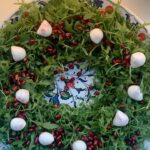 Hümeyra Aydoğdu Instagram - 🎄Buyrun size Yılbaşı gecesine yakışır bir salata🎄 Avrupa’nın rokası-rucola 🌿 Mini Mozzarella peynirleri ve Nar taneleri Sosuna; Taze limon suyu 🍋 zeytinyağ 🌿 biraz hardal Tuz Eşlik edecek 🎄 Bir nevi #Advent Salat oldu bilenler ne demek isteyeceğimi anlayacaklardı ☺️ Advent nedir ve ne kadar sürer? El zor gel Litürjik takvimde 4 hafta, ayin yılının başlangıcını işaret ediyor. Noel’e en yakın dört Pazar günü kutlanırlar. 30 Kasım’a en yakın Pazar günü - Kral İsa’nın bayramından hemen sonra - başlar ve 24 Aralık’ta sona erer. #xmas #adventkranz #salat #deutschland Düsseldorf, Germany