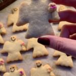 Hümeyra Aydoğdu Instagram - Kurabiye Mevsimindeyiz 🎄 👼 Tereyağlı & Vanilyalı kurabiyelerime yumurta eklemedim. 100 gr tereyağ 1.5 su b. Un 3 y.k pudra şekeri Vanilya Tüm kuru malzemeleri eleyerek bir kasede buluşturdum. Erittiğim tereyağını ekledim. Yoğurdum.Dolaba kaldırdım. Dinlensin. Biraz üşüsün. Kıvamı açmak için daha uygun oluyor. Veee tombul meleklerim size çiçek veriyor 😇 #christmascookies #xmas #buttercookie #düsseldorf Düsseldorf, Germany