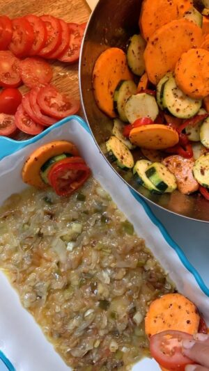 Hümeyra Aydoğdu Instagram - RATATUY yada Fransızca adıyla RATATOİLLE, Fransa’da ilk kez XVIII yüzyılda kazan yemeklerine verilmiş ad, genellikle yoksul köylülerin yemeği sayılırdı. Sebze artıkları bir arada kaynatılır ve yenilirdi. XX yüzyılda (1930 yılında) Nice bölgesinde yaz mevsiminde taze sebzelerden hazırlanan yemek ünlendi.
Orjinal tarifinde; Domates, patlıcan, biber, soğan gibi sebzelerin hafif ateşte pişirilmesiyle yapılan bu vejeteryan yemeği ben, tatlı patates,kabak,paprika ve domatesle hazırladım. 

Karamelize yaptığım soğan ve sarımsağı pişirme kabımın dibine yaydıktan sonra, üzerine dilimleyip bolca zeytinyağ da baharatlayıp harmanladığım sebzeleri dizdim. İsteğe göre domates sos ve parmesan peyniri ... fırınlayın tüm sebzeler yumuşasın hafif üstleri kızarsın ve sıcak servis yapıp afiyetle yiyin 😘

#ratatuy #ratatouille #vegeterianrecipes #veganfood #healthyeating #foodporn #reelsvideo #germany