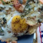 Hümeyra Aydoğdu Instagram – Kahvaltıların vazgeçilmezi olabilir 😍

Hatta her öğüne 😋

Ağır ağır ateşte Karamelize ettiğim 2 adet soğan 🧅 

Üzerine patatesler nasıl dilimlemek isterseniz..
Ispanak yaprakları 🥬 ( yıkayın doğrayın ) 
#vegan krema 

Çevirin tavada.
Şimdi alın tüm malzemeyi bir fırın kabına 
Tuz ve Karabiber serpiştirin.
Üzerine 2 yumurta 🥚🥚
Şimdi fırına 🔥
Hoop çıkarın fırından vee
Banın ekmeğinizi 🍳😋

Afiyet olsun 😘

#happyweekend #breakfastideas #recipe #europe #frühstück #veganfood #caramelized #onion #egg