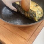 Hümeyra Aydoğdu Instagram - Karşınızda “ ISPANAKLI OMLET “ 🥬 Bolca ıspanak yıkadım kuruttum ince doğradım. Zeytinyağladığım tavada pişerken üzerine ayrı bir kasede çırptığım 3 yumurta- karabiber - tuz - pulbiber 🍳 Bolca Parmesan peyniri rendeledim. Rulo yaptım. Dilimledim. Tekrar peynir rendeledim ve tataaaammm 😋🥬🍳 Not ; Pırasalı da yapıyorum nefis oluyor bir deneyin 😘 #omlettes #spinach #vegetarian #breakfastideas #frühstück #healthyeating #istanbul #düsseldorf #germany🇩🇪