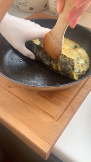 Hümeyra Aydoğdu Instagram - Karşınızda “ ISPANAKLI OMLET “ 🥬

Bolca ıspanak yıkadım kuruttum ince doğradım.
Zeytinyağladığım tavada pişerken üzerine ayrı bir kasede çırptığım 3 yumurta- karabiber - tuz - pulbiber 🍳 

Bolca Parmesan peyniri rendeledim.
Rulo yaptım.
Dilimledim.
Tekrar peynir rendeledim ve tataaaammm 😋🥬🍳

Not ; Pırasalı da yapıyorum nefis oluyor bir deneyin 😘

#omlettes #spinach #vegetarian #breakfastideas #frühstück #healthyeating #istanbul #düsseldorf #germany🇩🇪