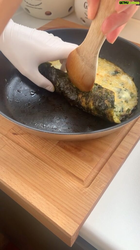 Hümeyra Aydoğdu Instagram - Karşınızda “ ISPANAKLI OMLET “ 🥬 Bolca ıspanak yıkadım kuruttum ince doğradım. Zeytinyağladığım tavada pişerken üzerine ayrı bir kasede çırptığım 3 yumurta- karabiber - tuz - pulbiber 🍳 Bolca Parmesan peyniri rendeledim. Rulo yaptım. Dilimledim. Tekrar peynir rendeledim ve tataaaammm 😋🥬🍳 Not ; Pırasalı da yapıyorum nefis oluyor bir deneyin 😘 #omlettes #spinach #vegetarian #breakfastideas #frühstück #healthyeating #istanbul #düsseldorf #germany🇩🇪