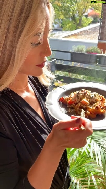 Hümeyra Aydoğdu - 1.7K Likes - Balkabağının en güzel hali 🎃Sinkonta yada Zingata🎃
🎃Girit ve Ege mutfağının Dillere destan lezzeti Balkabağının en güzel hali Sinkonta yada Zingata ile karsinizdayim.
🎃Hatta İzmir Karaburun’un yerel lezzeti olarak sayılıyor Zingata 🎃
🎃Rumlar Sinkonta & Türkler Zingata diyorlarmış ve köy fırınlarında yani evin dışarısındaki çalı ile yakılan fırınlarda yapılıyormuş.
🎃Bir gün İzmir Karaburun’da tam da yerinde tatmayı dört gözle bekliyorum ☺️
🎃Bu tarifte her yere her bölgeye göre malzeme farklılıkları olabiliyor. Benim gibi acı biber severler eğer denemediyseniz 🎃Balkabağı yemekleri acı-tatlı-baharatlı çook güzel oluyor.
🎃Kuru soğanın kırmızı olanını şekersi tadından dolayı özellikle tercih ediyorum fakat bu tarifte beyaz soğan kullandım.
🎃( En az 3-4 adet kuru soğan 🧅 )
🎃Ben bol soğanla yapıyorum. Hatta soğanları ağır ağır ateşte karamelize ediyorum.
🎃( bir adet orta boy Balkabağı ) 🎃
🎃İncecik kabuklu Hokkaido adındaki - Japon balkabağı ile pişiriyorum. Kabuklarını hiç kesmeme gerek kalmadan yumuşacık oluyor.Malum vitamini kabuğunda 🎃
🎃( 2-3 diş sarımsak )
🎃Yağsız bir tavada bal kabaklarını önce bir güzel kızartıyorum. Üzerine sarımsak dilimleri ve bolca zeytinyağ ilave ediyorum.
🎃 ( bolca zeytinyağ)
🎃Çünkü bu tarif zeytinyağ seviyor ee malum bende zeytinyağına bayılıyorum.
🎃 ( acı biber 🌶 tuz ve karabiber )
🎃Kızarmış bal kabakları ve soğanları bir fırın kabında buluşturuyorum. Acı biber 🌶 biraz değirmen karabiber ve dengeli tuz ilavesiyle kısa bir süre tüm tatların birbirine iyice geçmesi için fırında pişiriyorum
🎃( Sarımsaklı yoğurt ve kabak çekirdekleri )
🎃Yaklaşık 20 dk fırınladıktan sonra ister sarımsaklı ister sarımsaksız yoğurtla üzerine birazcıkta kavrulmuş kabak çekirdeği serpiştirip servis edebilirsiniz. Şimdiden afiyet olsun 😋
Not; Bazı tariflerde saçla ilavesi de yapılıyor. Ben tercih etmedim 🙌🏻
#hokkaido #balkabağı #meze #tapas #caramelizedonions #sinkonta #zingata #heal #recipes #gourmet #vegan #vegetarisch #izmir #karaburun #rum