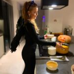 Hümeyra Aydoğdu Instagram - 🪄 Halloween da Kara Melek de olsan o balkabağı çorbası pişecek 🎃 #halloween #blackangels #party #turkey #izmir İzmir, Turkey