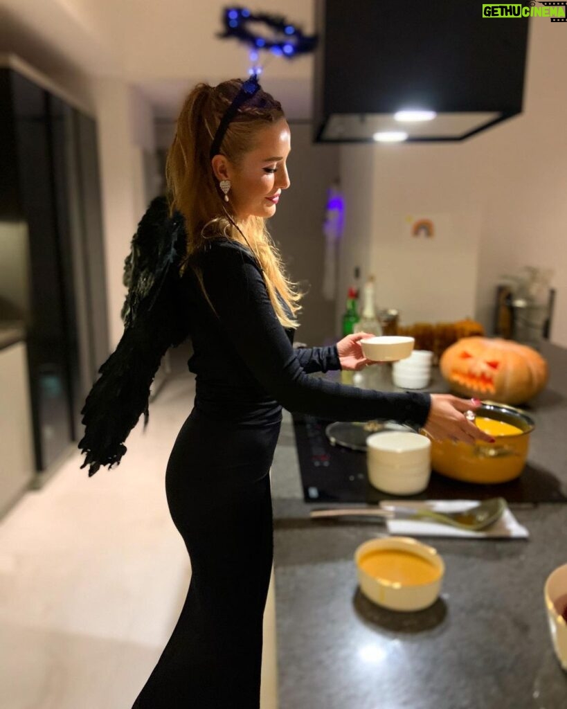 Hümeyra Aydoğdu Instagram - 🪄 Halloween da Kara Melek de olsan o balkabağı çorbası pişecek 🎃 #halloween #blackangels #party #turkey #izmir İzmir, Turkey