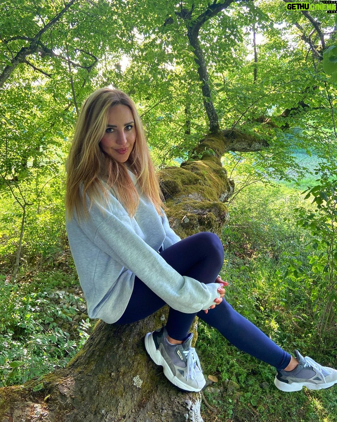 Hümeyra Aydoğdu Instagram - 🦚 İçiniz nasılsa, dışarısı da öyledir 🦚🌱🎋🍃🌾🌳🪴🎍☘️🌺💫 Düsseldorf, Germany