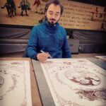 Hüseyin Sevimli Instagram - Tüm oyuncuların imzasıyla, özel tasarım Kral Lear afişi Tasarım: @servetinandi Baskı: Serigrafi Limit: 100 @oyunatolyesi web sitesinden ulaşabilirsiniz...