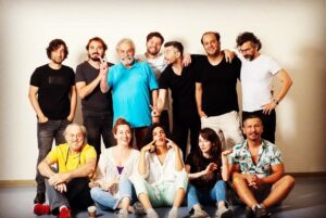 Hüseyin Sevimli Instagram - 4 Sezonun ardından Kral Lear bu akşam AKM’de son oyununu oynuyor. Bu güzel yolculuktaki tüm ekip arkadaşıma sevgiyle sarılıyorum… İsimleri tek tek yazayım da içiniz şişsin:
#HalukBilginer @mhrrmzcn @berfuongoren @haresurel @senabasdogan @nazli.bulum @yavuztopoyan #arifpişkin @onr_ozaydin @kaanturgut_ @efetuncer @sertanmusellim @tolgaiskit @deniz_celiloolu @sumerkocagoz @ismail_yuksel71 @hsn_sumer
