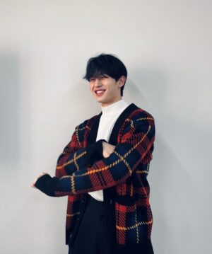 Ha Jong-woo Instagram - 크리스마스 트리 만든 날💕
🎄❄️💡