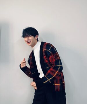 Ha Jong-woo Instagram - 크리스마스 트리 만든 날💕
🎄❄️💡