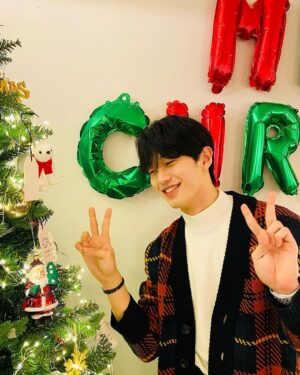 Ha Jong-woo Instagram - 메리크리스마스🎄🎄

사진은 트리만든날~.~