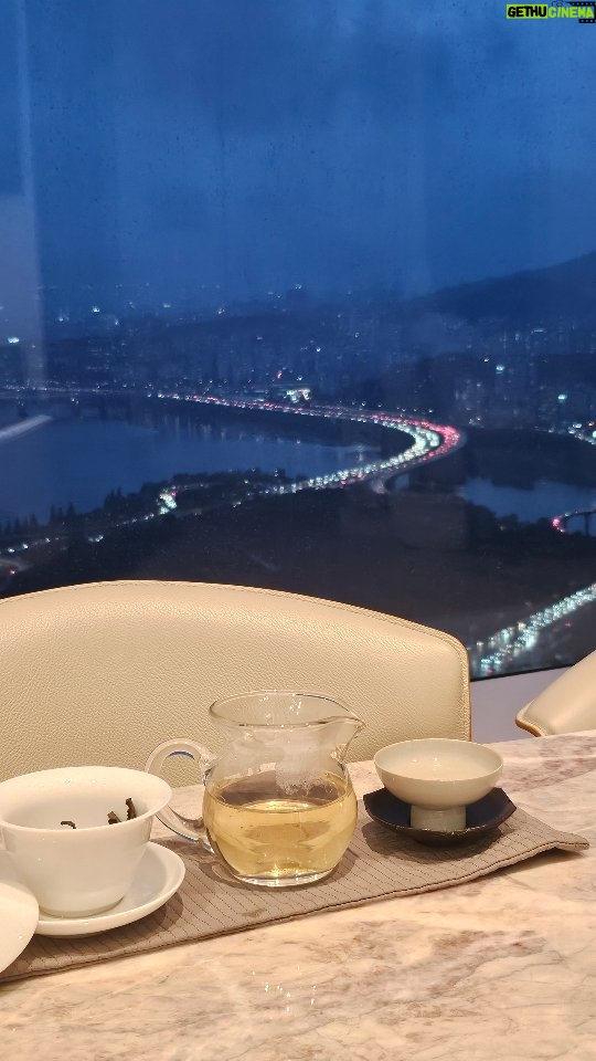 Ha Yeon-joo Instagram - 비오는날 마시면 또 이렇게 좋을 수 없죠💚 100년 된 차나무의 유기농 보이차인 올드소울티, @soulsoop_ 에서 만날 수 있습니다.