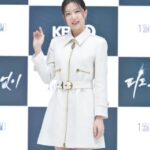 Ha Yeon-joo Instagram – 제작발표회 했어요!
오늘부터 월-금 저녁 7시 50분 <피도 눈물도 없이>
많은 관심 부탁드려요❣️
.
지난 작품 끝나고 정글의 법칙 촬영 이후로
-결혼
-발리에서 200시간 요가 연수
-소울숲 요가복 런칭
-31주간 보이차 포함 차 수업 수료
-올드소울티 보이차 런칭
-1년간 마크로비오틱 레벨1 과정 수료
-소울숲시큐리티 설립 등 개인적인 일로만 바쁘게 보내다보니 이런 자리 낯설었잖아요.😝 그 사이 몇 년이 훌쩍❣️
.
드디어 만나요❣️