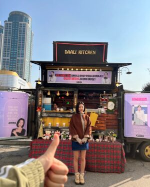 Ha Yeon-joo Instagram - 친규들이 응원해준다고 보내준 매우 신나는 간식차🫶
@joonss4 @youngkwon.kr @eddieyaaaa 
덕분에 도은이 매우 행복 ❣️
.
에헴 그렇담 나도 친구들 응원과 홍보 해야지
❣️상표/특허등록은 카이특허법인 
❣️분위기와 맛 두마리 토끼는 몽숲과 데땅듀 
@montsoop @detendu_seoul 
❣️그리고 말이 필요없는 해시드
.
곰마왕🫶❤️