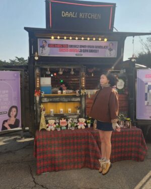 Ha Yeon-joo Instagram - 친규들이 응원해준다고 보내준 매우 신나는 간식차🫶
@joonss4 @youngkwon.kr @eddieyaaaa 
덕분에 도은이 매우 행복 ❣️
.
에헴 그렇담 나도 친구들 응원과 홍보 해야지
❣️상표/특허등록은 카이특허법인 
❣️분위기와 맛 두마리 토끼는 몽숲과 데땅듀 
@montsoop @detendu_seoul 
❣️그리고 말이 필요없는 해시드
.
곰마왕🫶❤️