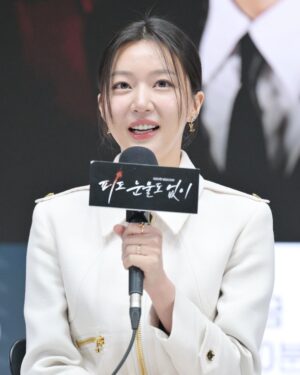 Ha Yeon-joo Instagram - 제작발표회 했어요!
오늘부터 월-금 저녁 7시 50분 <피도 눈물도 없이>
많은 관심 부탁드려요❣️
.
지난 작품 끝나고 정글의 법칙 촬영 이후로
-결혼
-발리에서 200시간 요가 연수
-소울숲 요가복 런칭
-31주간 보이차 포함 차 수업 수료
-올드소울티 보이차 런칭
-1년간 마크로비오틱 레벨1 과정 수료
-소울숲시큐리티 설립 등 개인적인 일로만 바쁘게 보내다보니 이런 자리 낯설었잖아요.😝 그 사이 몇 년이 훌쩍❣️
.
드디어 만나요❣️
.
출처:KBS