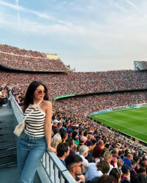 Haifa Hassony Instagram - حبيبي برشلوني 🤭
:
:
اني لا برشلونية ولا ريالية 🤣 بس ردت اشجع شي 🤣