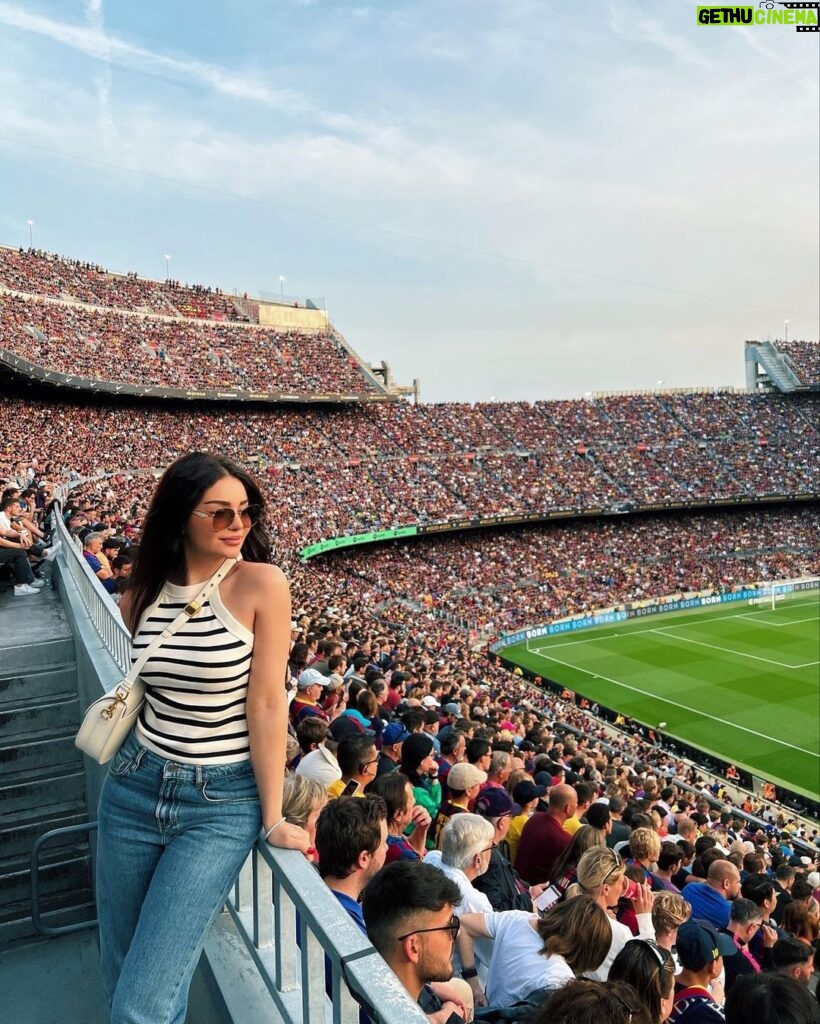 Haifa Hassony Instagram - حبيبي برشلوني 🤭 : : اني لا برشلونية ولا ريالية 🤣 بس ردت اشجع شي 🤣 Barcelona, Spain