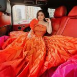 Haifa Hassony Instagram - 🧡🩷💜 : : : الفستان من @yona.iq تصميم @fouadsarkisofficial شعر @mohammedaldika ميك اب @ieebo_m.u.a