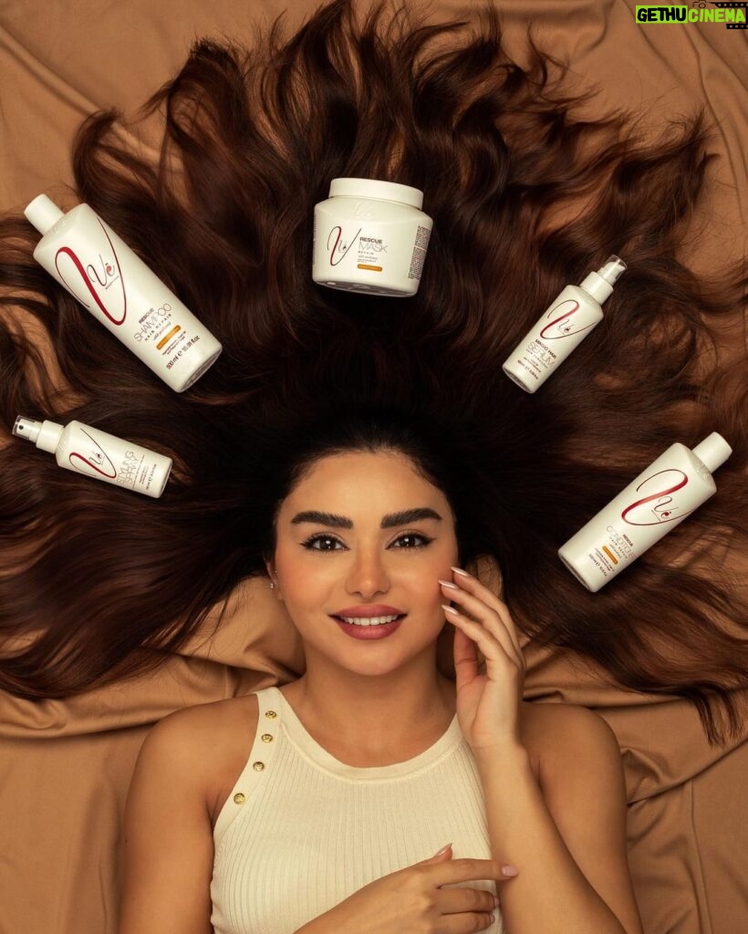 Haifa Hassony Instagram - النتائج المذهلة، تبدأ باختيارات رائع منتجات ( ڤي ) المصنوعة بعناية من مكونات طبيعية وصديقة للبيئة تمنحك شعرًا رائعًا وصحيًا! @vebeautyiq Great hair results start with great choices! VË Beauty's natural and sustainable hair products will give you gorgeous and healthy hair always!