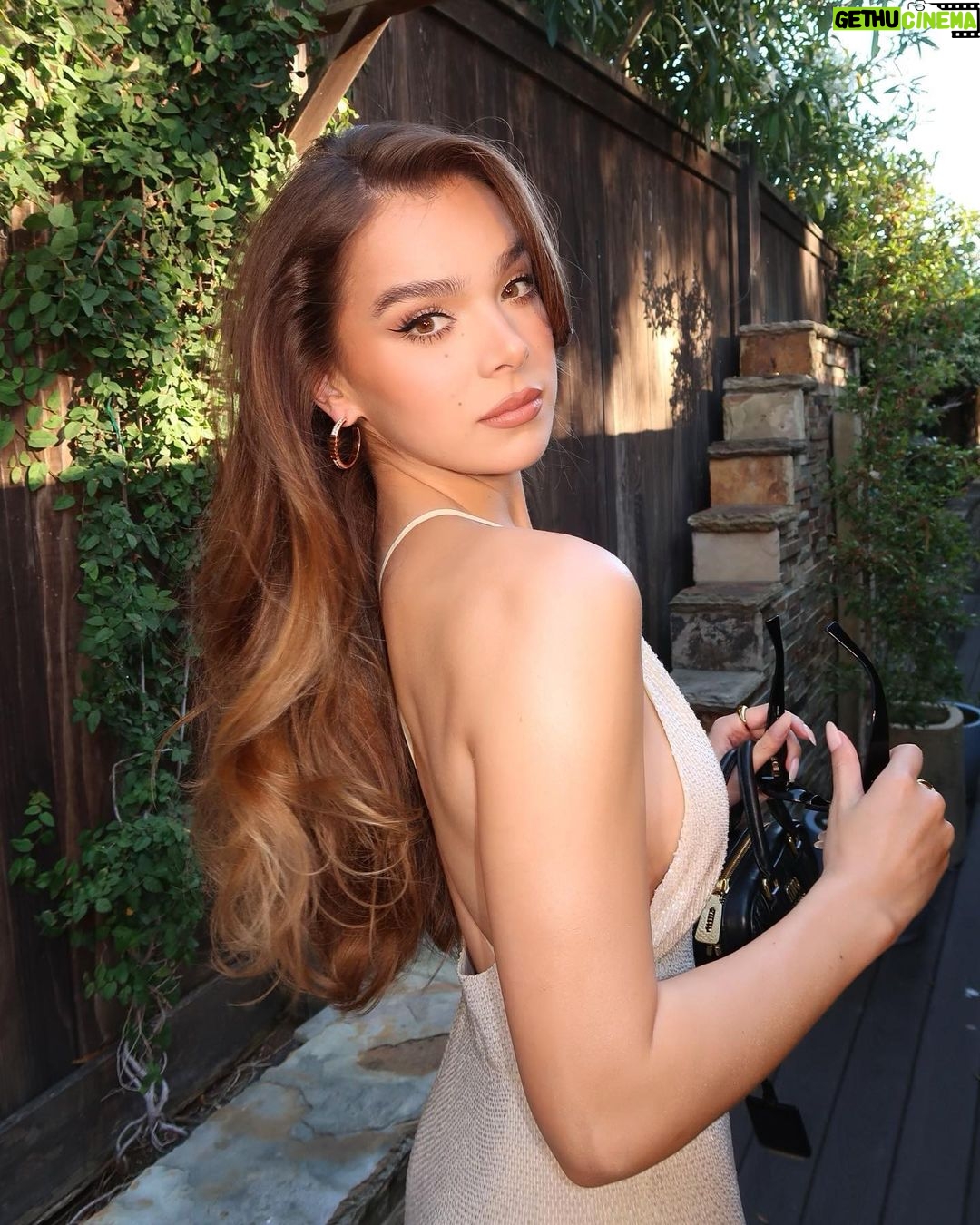 Hailee Steinfeld - 2.1 Million Likes - Miu Miu Summer Club Forever!
🐚🌊🍹✨🤍