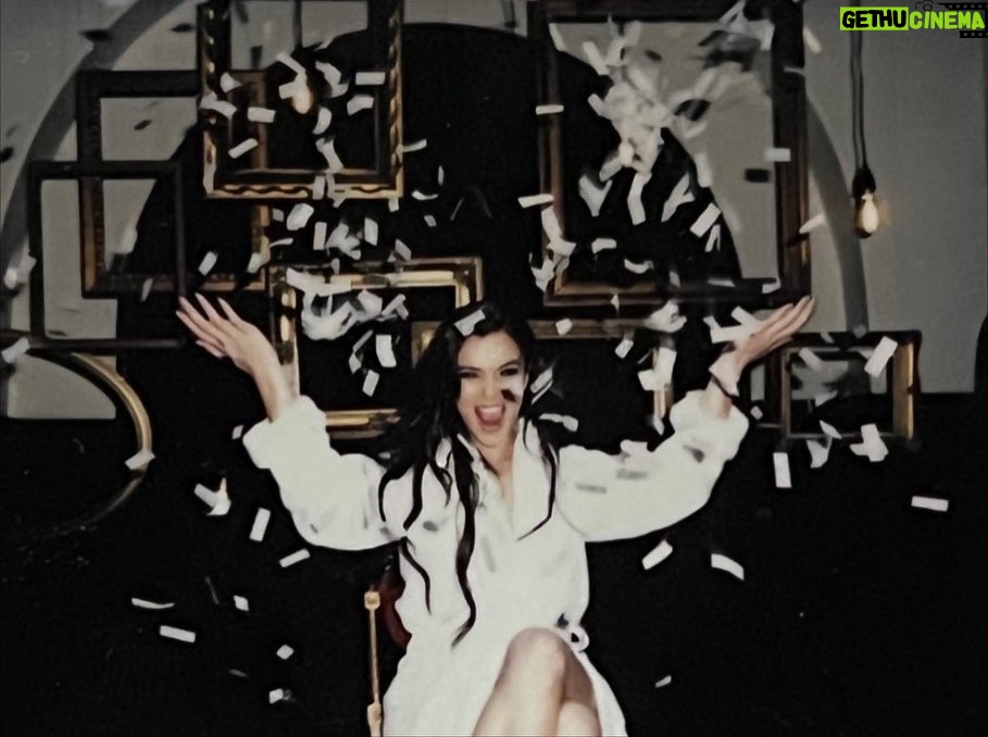 Hailee Steinfeld Instagram - one billion streams. thank you. 🤍 #letmego