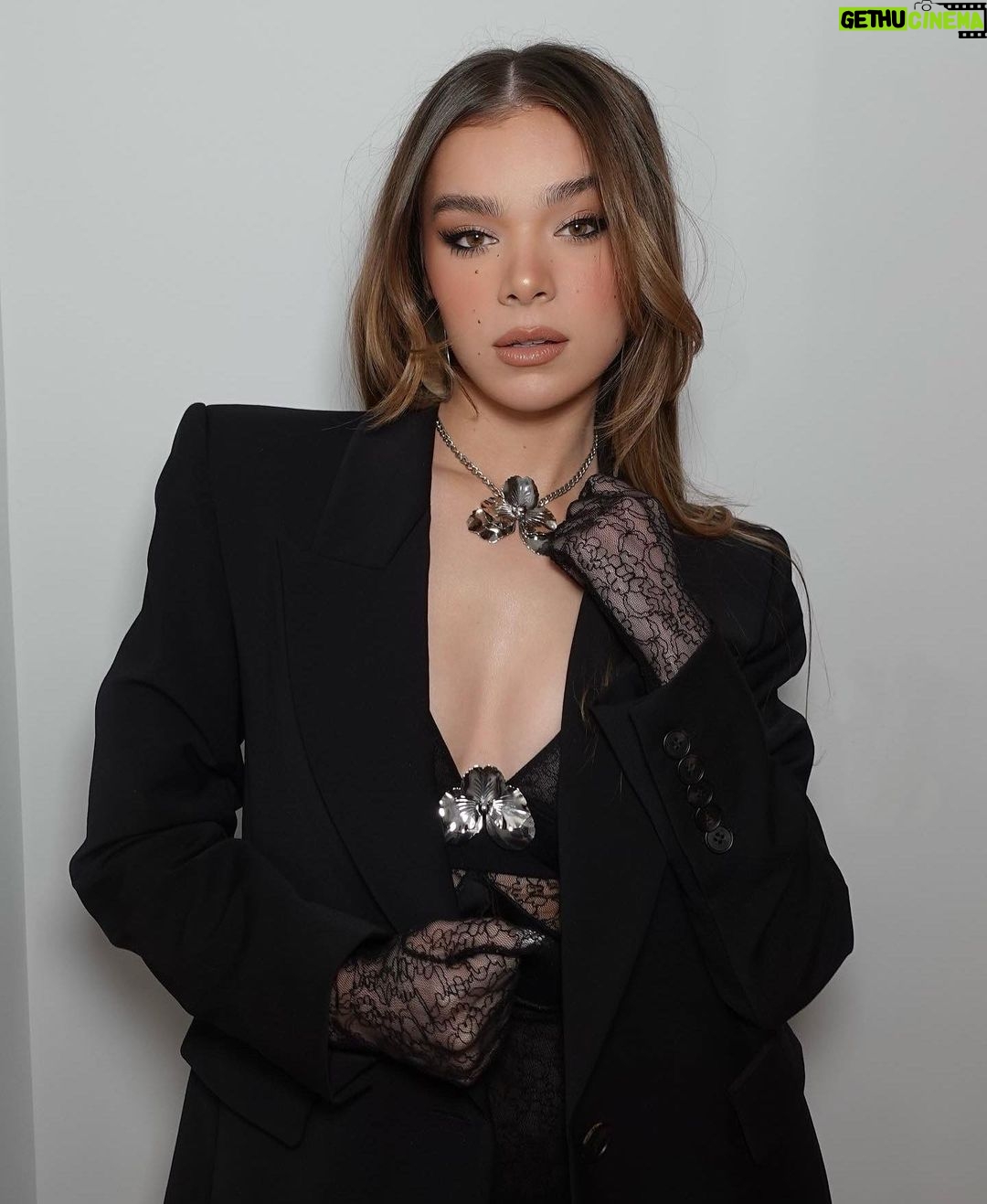 Hailee Steinfeld - 1.6 Million Likes - 🖤