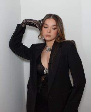 Hailee Steinfeld Instagram - 🖤