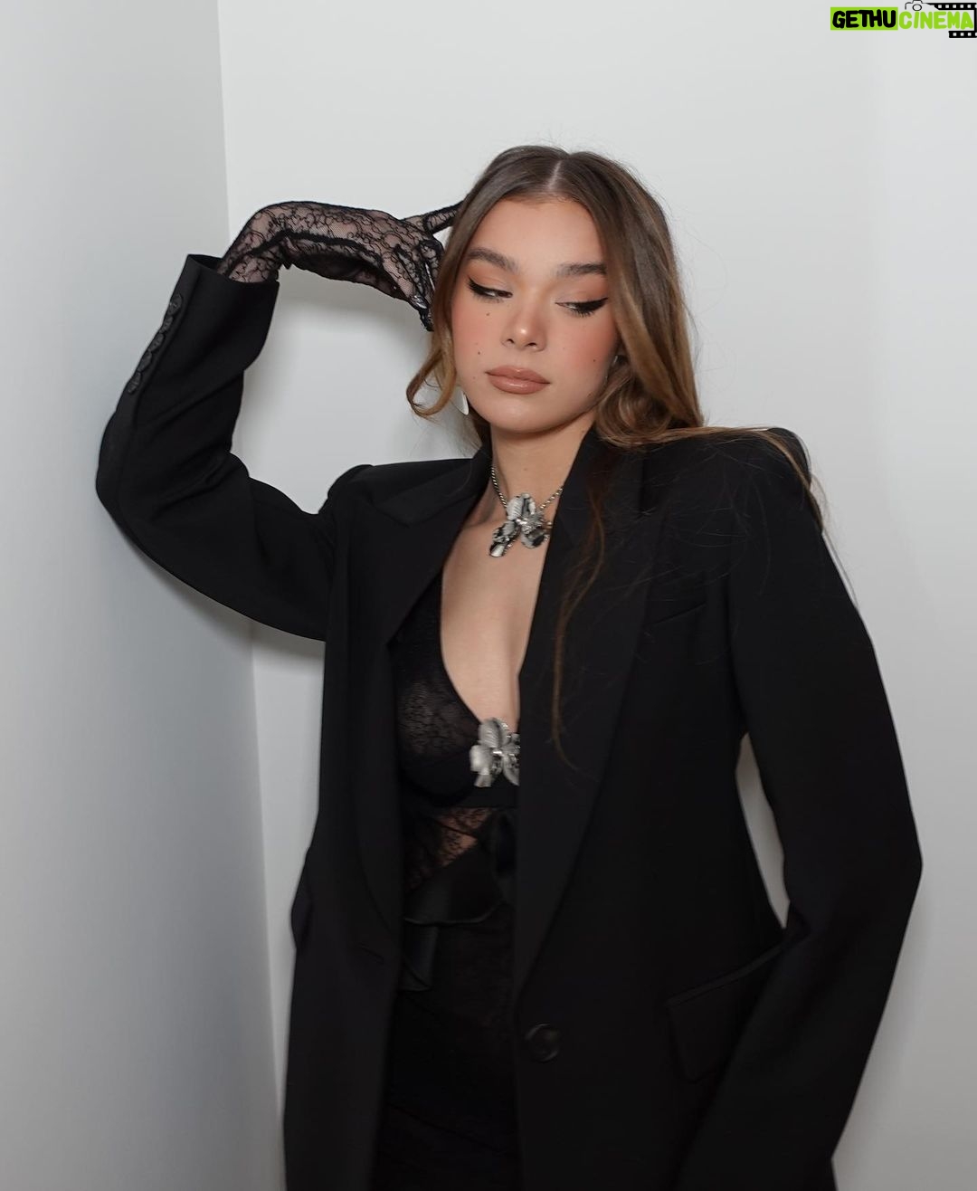 Hailee Steinfeld - 1.6 Million Likes - 🖤