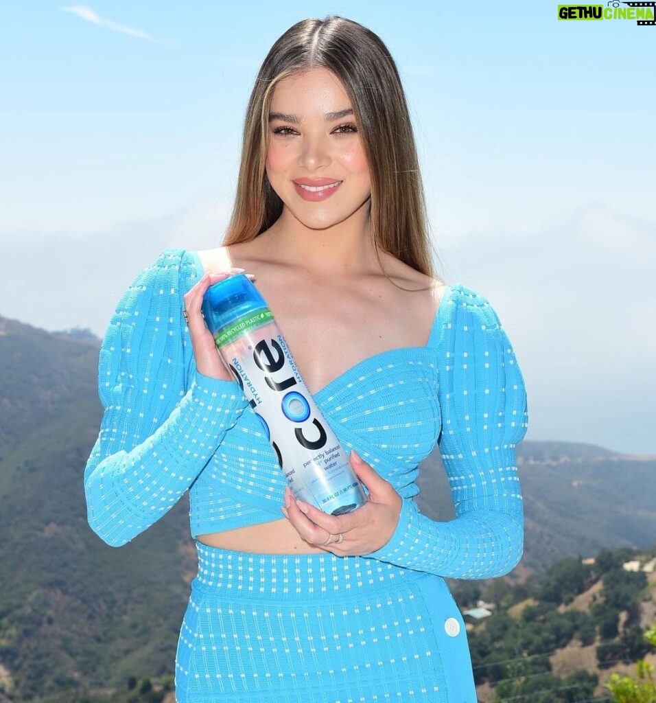 Hailee Steinfeld Instagram - coast, hydrate, repeat. ✨ @core hydration is balanced at 7.4 pH to mimic your body’s natural levels. comment below your favorite ways to practice wellness :) #ad #findyourcore