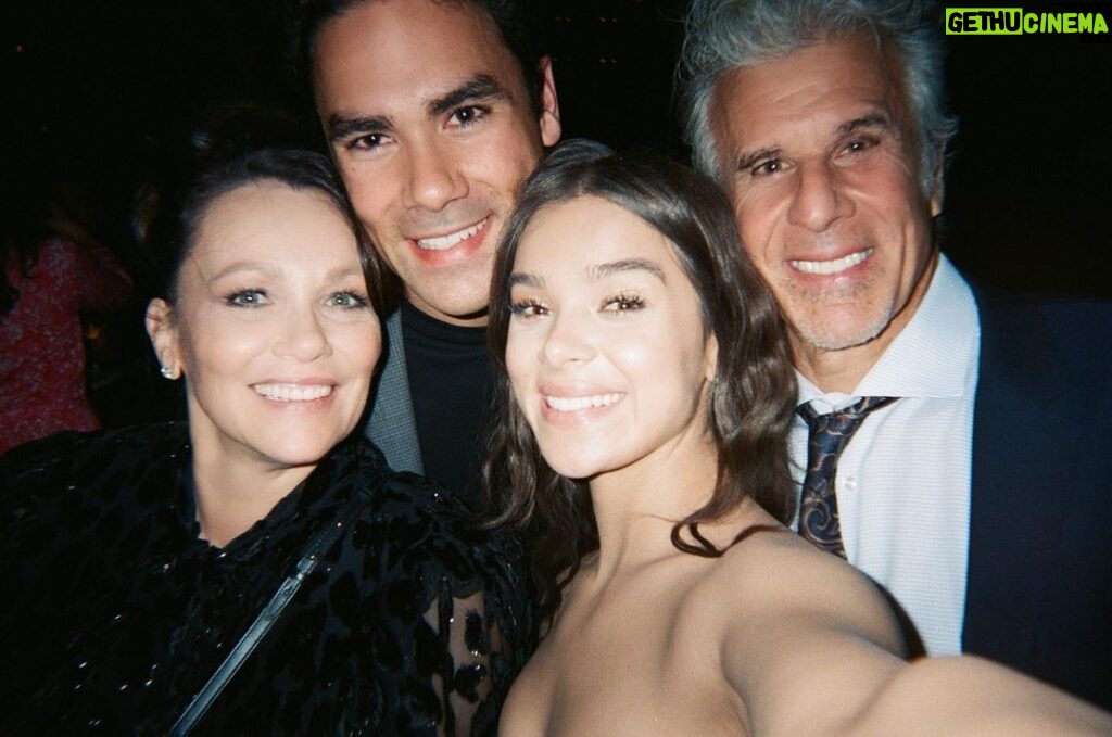 Hailee Steinfeld Instagram - WE LOVE YOU AND WE ARE SO LUCKY TO HAVE YOU! HAPPY MOTHER’S DAY MOMMA 💖💖💖 the world’s greatest. happy mother’s day to all mom’s out there. we are nothing without you! 😍