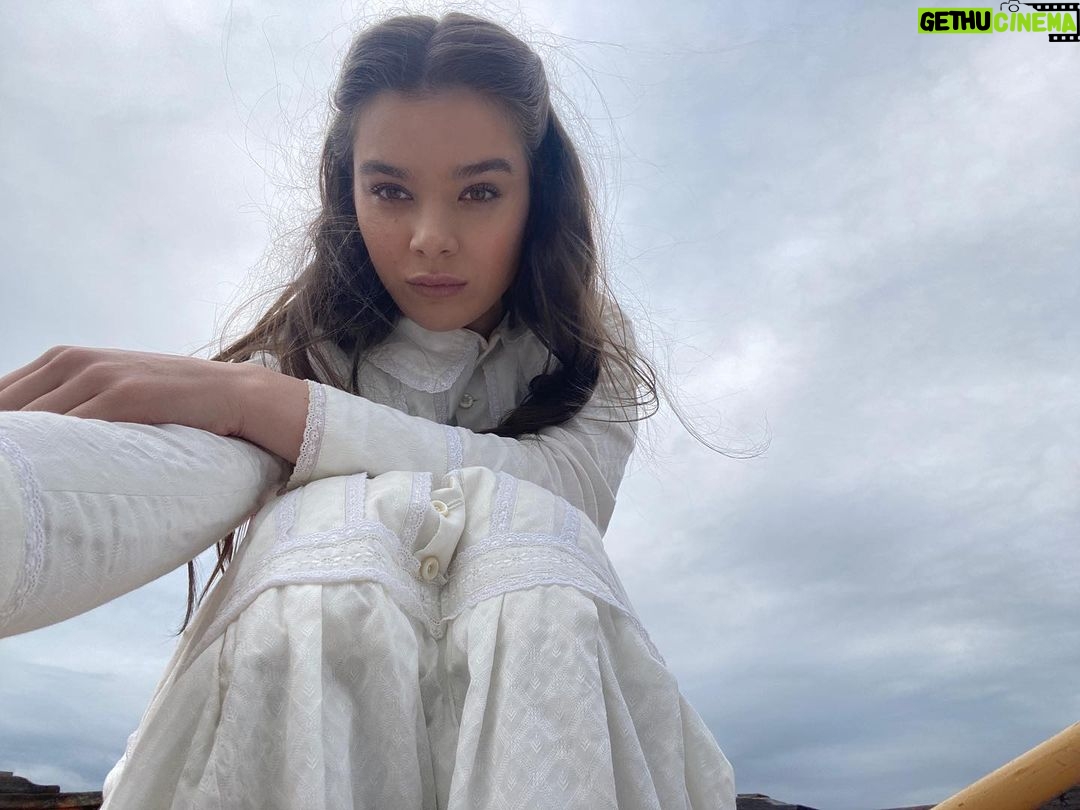 Hailee Steinfeld - 1.8 Million Likes - our season finale of dickinson is out now. merry christmas ❤️
forevermore…