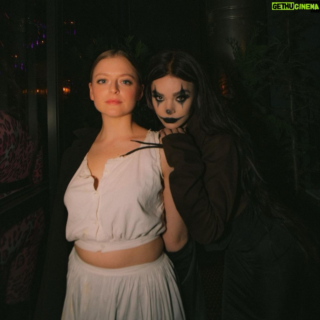 Hailee Steinfeld Instagram - happy halloweeeeen 🖤