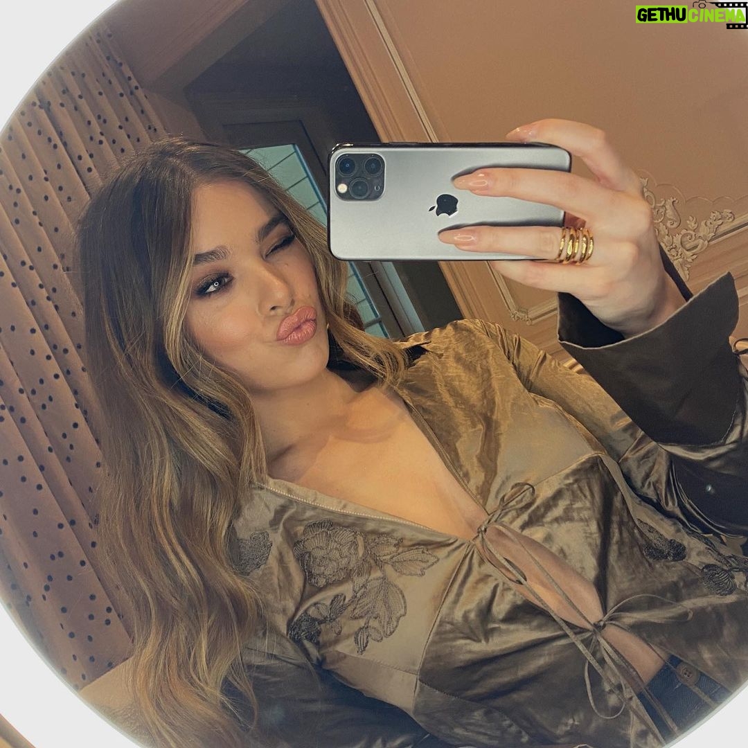 Hailee Steinfeld - 1.4 Million Likes - baby all i wanna do is.. 💗