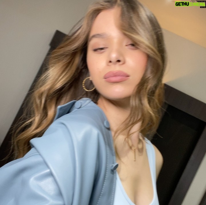 Hailee Steinfeld Instagram - 💙💙💙💙
