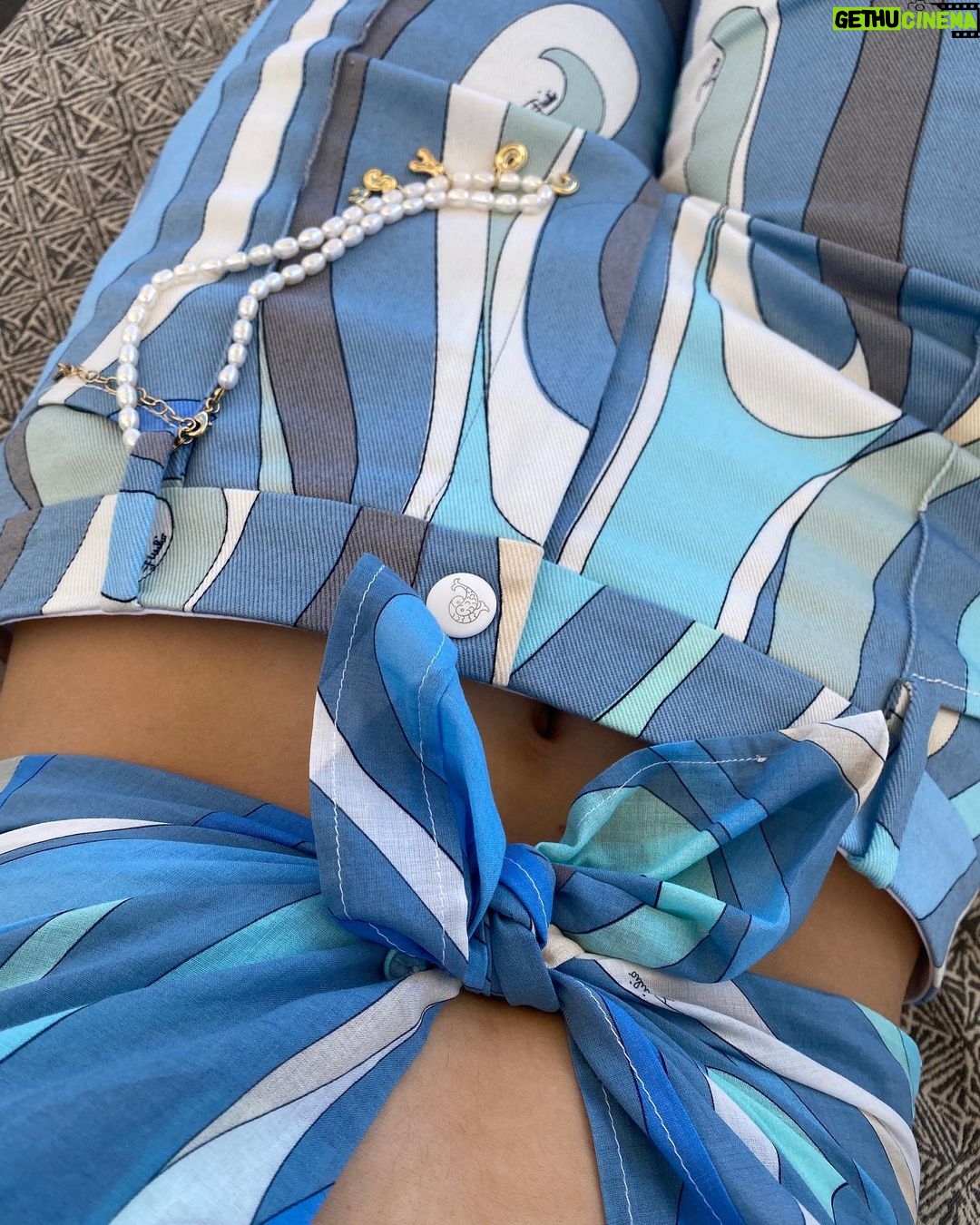 Hailee Steinfeld - 1.6 Million Likes - Wearing this all week.
COAST Ft. ANDERSON .PAAK OUT IN 4 DAYS 💙🌴🌊